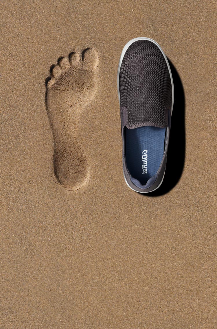 Inspired by the feeling of bare feet in wet sand, the anatomically contoured footbeds deliver instant comfort and lasting support. Footbeds are removable & washable.