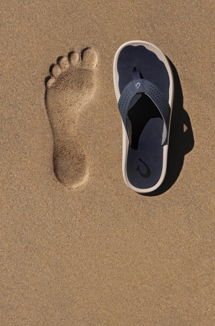 Inspired by the feeling of bare feet in wet sand, the anatomically contoured footbeds deliver instant comfort and lasting support.